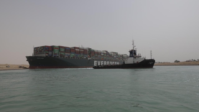 Crise global de contêineres se aprofunda com encalhe de navio no Canal de Suez