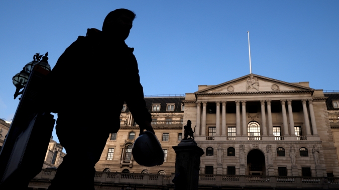 BC britânico sobe juros para 4,5% com inflação desacelerando