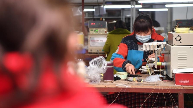 Empresas chinesas tentam manter operações após surtos de Covid-19