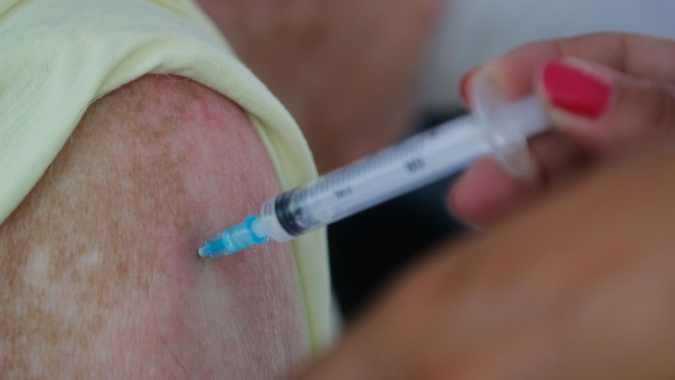 Insumos para produção de 12 milhões de doses de vacinas da Fiocruz chegam ao Brasil