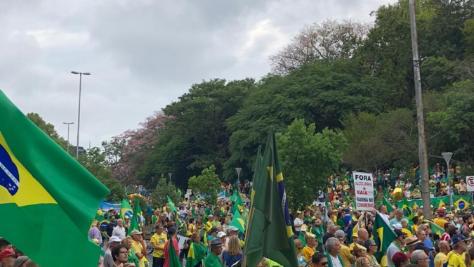 "Nós não vamos negociar nada! Chega de patifaria", diz Bolsonaro, em frente ao QG do Exército
