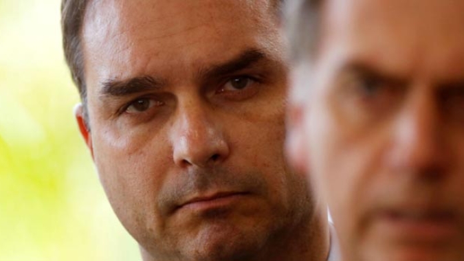 STJ suspende análise de nova denúncia do MP contra Flávio Bolsonaro e Queiroz