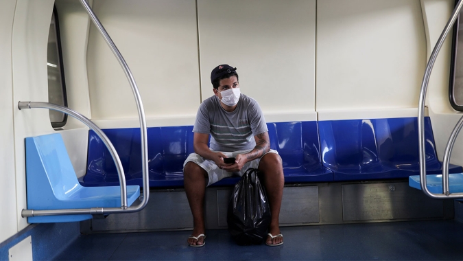 Trens do metrô parados, e passageiros aglomerados nas estações, correndo riscos