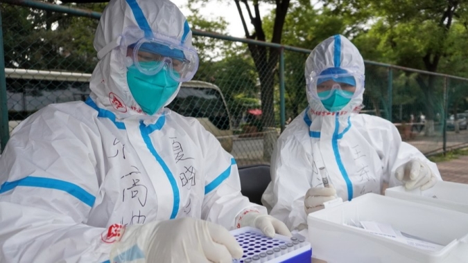 Inglaterra diz que infecção da Delta produz níveis de vírus semelhantes em pessoas vacinadas ou não