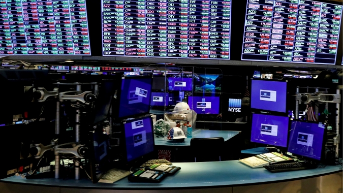 Ibovespa avança puxado por Vale após semana negativa; Embraer sobe
