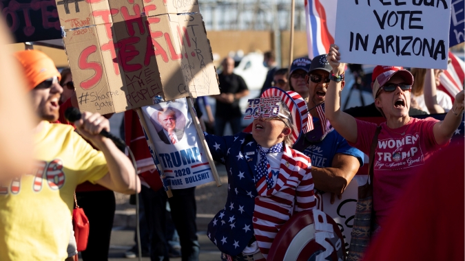 Apoiadores de Trump e Biden protestam diante de centros de contagem de votos nos EUA