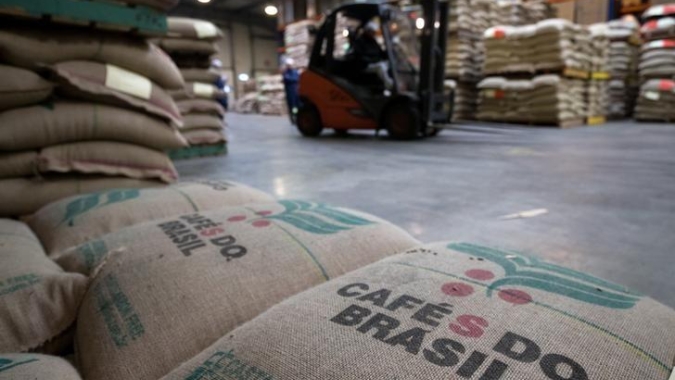 Seca e bienalidade baixa: Safra 2021 de café do Brasil pode ter quebra de 30%, diz CNC