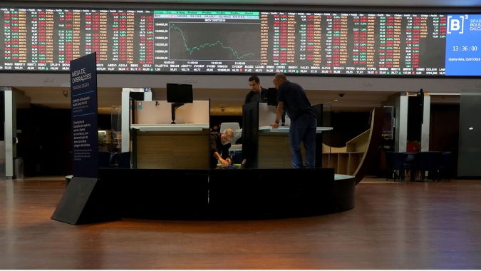 Ibovespa recua com conflito EUA-Irã no radar, mas encerra semana no azul