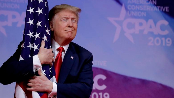 Trump considera declarar emergência econômica nacional para permitir novo programa de tarifas, informa CNN