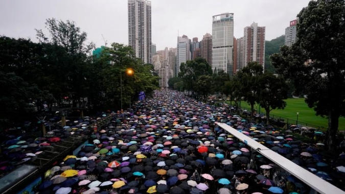 Hong Kong e cidade chinesa de Shenzhen são inundadas por chuva recorde