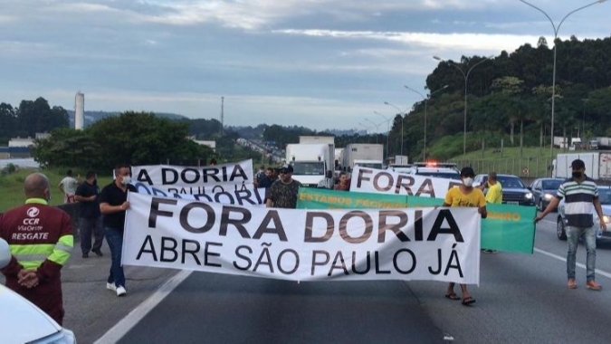 Caminhoneiros paralisam alguns pontos de rodovias em SP contra Dória