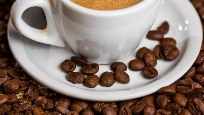 Ajustes técnicos derrubam preços do café nas bolsas internacionais nesta 3ª feira (17)