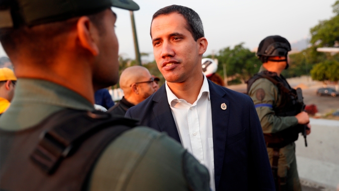 Civis armados atacam comboio da oposição diante de Congresso da Venezuela