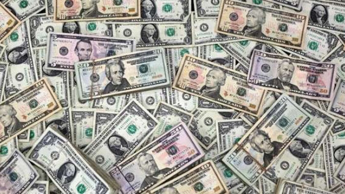 Dólar supera R$5,20 com maior risco fiscal; juros disparam