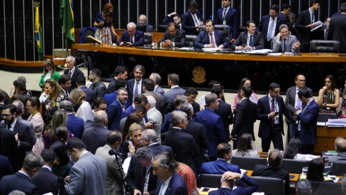 Câmara aprova quarentena para parlamentares; Eduardo Bolsonaro faz exames