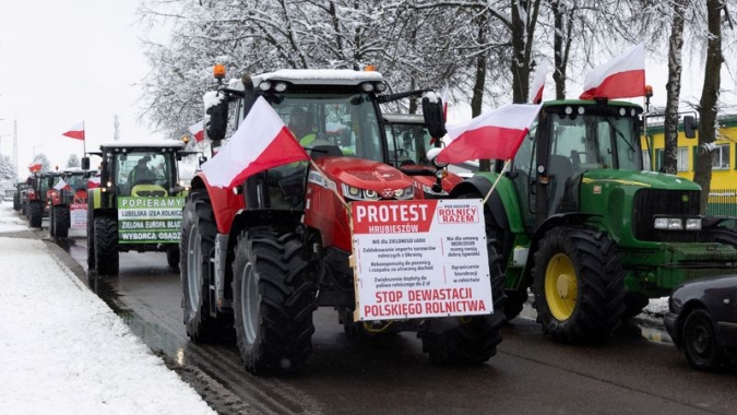 Agricultores poloneses bloqueiam fronteira com a Ucrânia em protesto contra importações