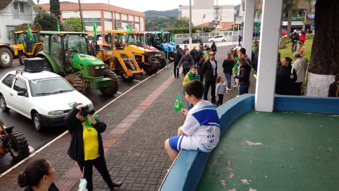 "Tratoraço, caminhonaço e gaiolaço" marcam ato da Independência do Brasil em Água Doce (SC)