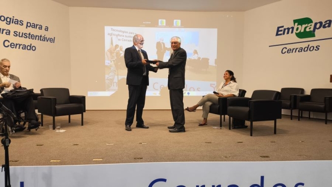 Chefe-geral da Embrapa Cerrados é homenageado em evento do Instituto Fórum do Futuro