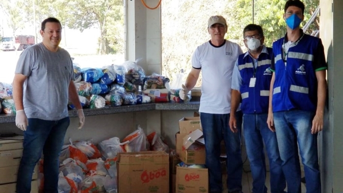 Servidores da Adapar doam alimentos a caminhoneiros