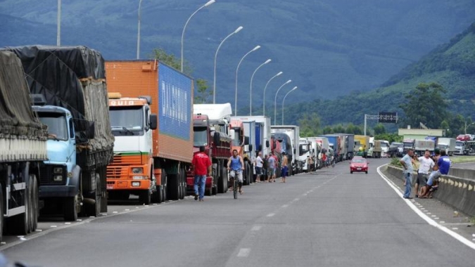 Proposta reduz em 70% o valor do pedágio para caminhão em rodovia