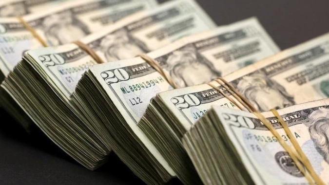 Dólar perto da máxima de dois anos, ações em dificuldades