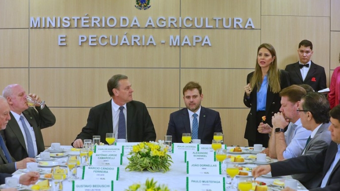 Em reunião com o setor privado, ministro Carlos Fávaro destaca resultados do agro durante o segundo ano do governo Lula