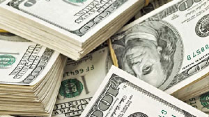 Dólar recua com melhora no sentimento global; investidores ficam de olho em brasília