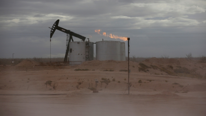 Preços do petróleo têm forte alta com estoques nos EUA caindo diante de mercados apertados