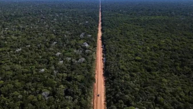 Justiça suspende reconstrução da BR-319 por falta de medidas para evitar destruição da Amazônia