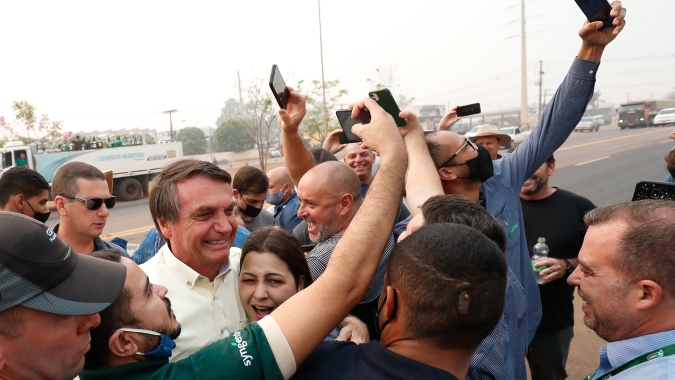 Bolsonaro passeia de moto pelo litoral de SP e, sem máscara, abraça simpatizantes, diz a Reuters