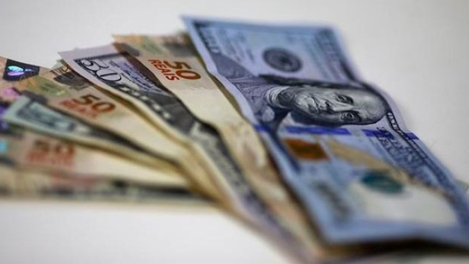 Dólar passa a cair ante real; cautela por atos de 7 de setembro permanece