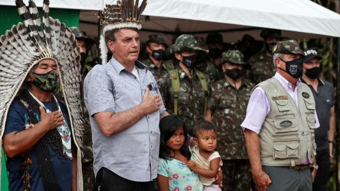 “Selva”, responde ironicamente Bolsonaro a Fernandéz em foto com indígenas