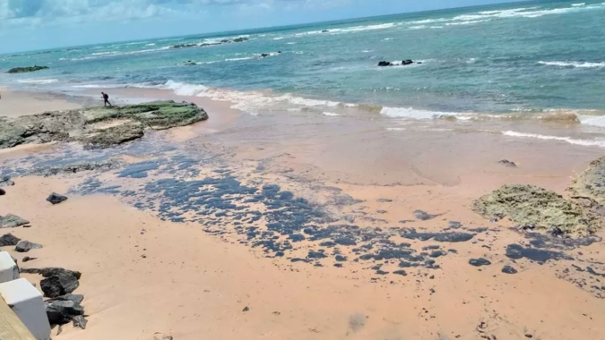 Toneladas de lixo urbano chegam às praias do Rio Grande do Norte (no Poder360)