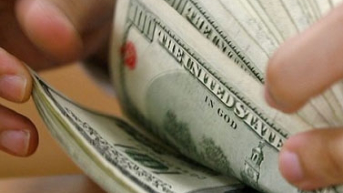 Dólar cai ante real com ata do Copom e Oriente Médio no foco