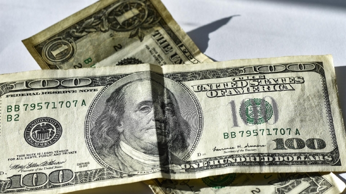 Dólar supera R$ 4,50 pela 1ª vez em meio a onda global de aversão a risco