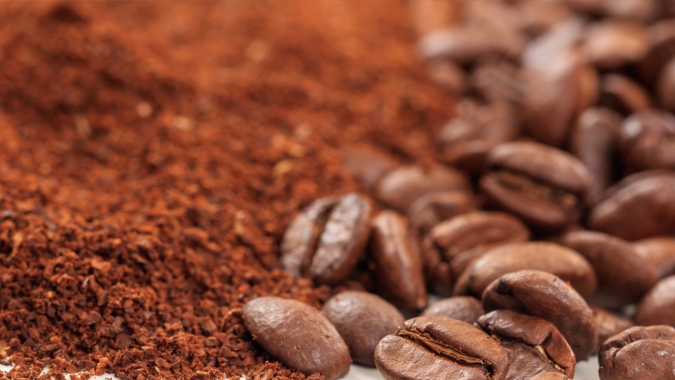 Café reverte baixas e finaliza 5ª feira com leves altas em Nova York