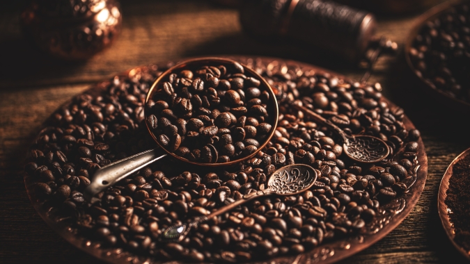 Entre colheita e clima, café começa a semana no vermelho
