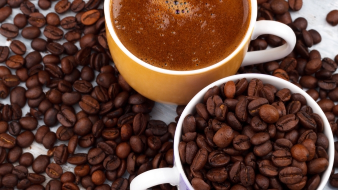 Café inicia a quarta-feira atento ao clima no Brasil e mantém sustentação nas bolsas
