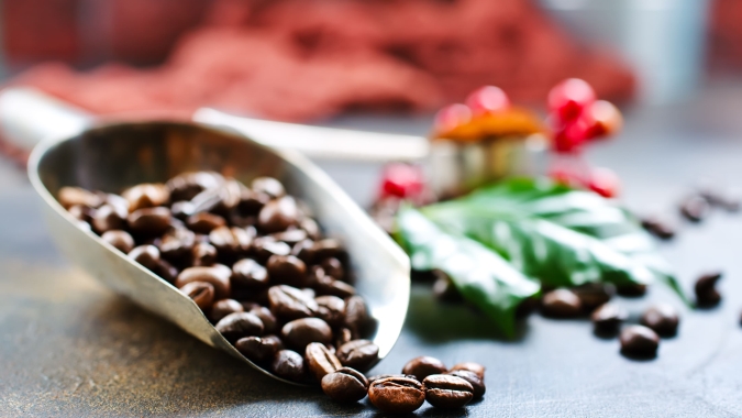 Mercado cafeeiro inicia semana volátil e trabalhava em campo misto nas bolsas na manhã desta 2ª feira (24)
