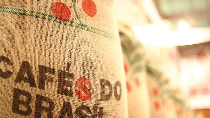 Com crise logística e climática atingindo todas origens, Brasil amplia venda de cafés para países produtores