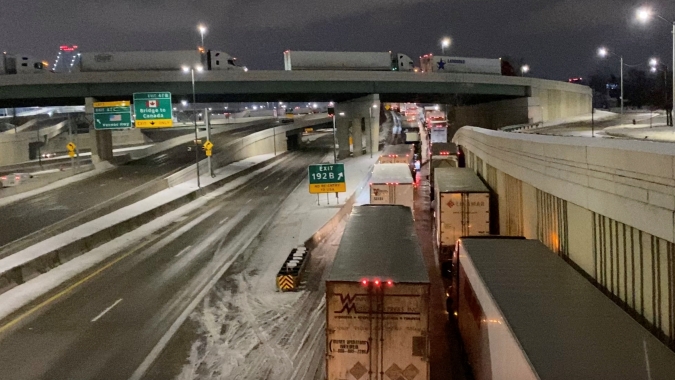 Caminhoneiros do Canadá bloqueiam ponte mais movimentada com os EUA