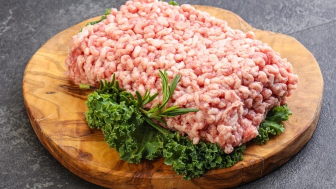 Carne de porco moída desafia tendência com queda nas vendas de carne suína no Reino Unido