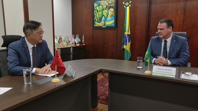 Ministro Fávaro recebe embaixador da China para tratar do caso de EEB no Brasil