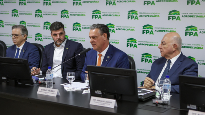 Em reunião com a FPA, ministro Fávaro destaca parceria dos parlamentares para enfrentamento da gripe aviária