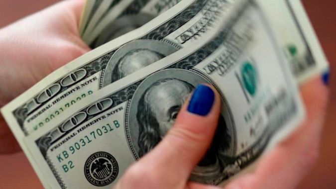 Dólar vai abaixo de R$5 com alívio externo; subsídios a combustíveis seguem no radar