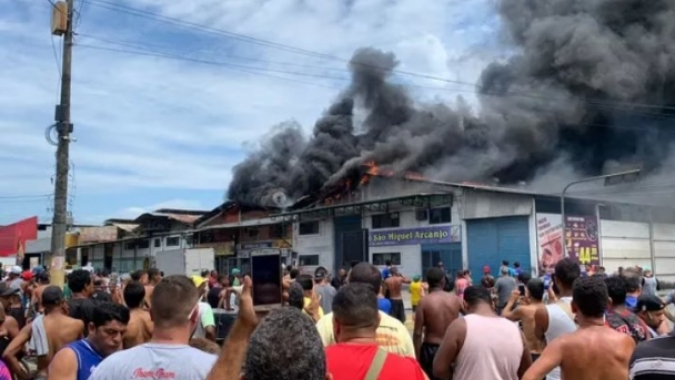 Incêndio no Ceasa do Rio de Janeiro causa tumulto e lojas são saqueadas