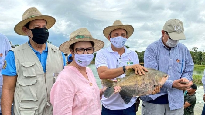 Ministra e comitiva conhecem projeto de regularização fundiária no Amazonas
