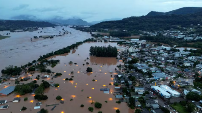 Extremos: RS em calamidade pública e com previsão de mais chuva, enquanto Centro-Oeste tem onda de calor