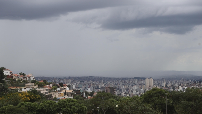 Frente fria perde força no Sudeste, mas ainda provoca chuva em áreas de Minas e do litoral