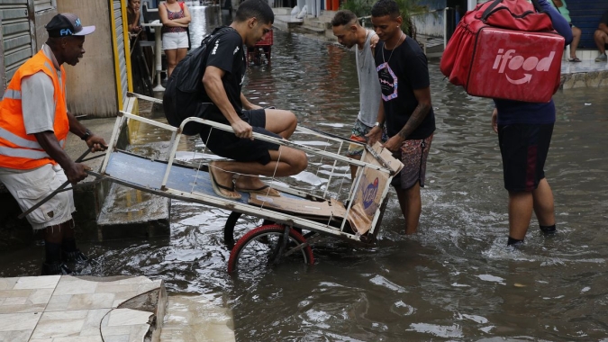 Sobe para 17 total de mortos por chuvas no Rio
